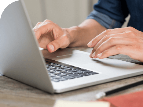 パソコン作業している手元の写真