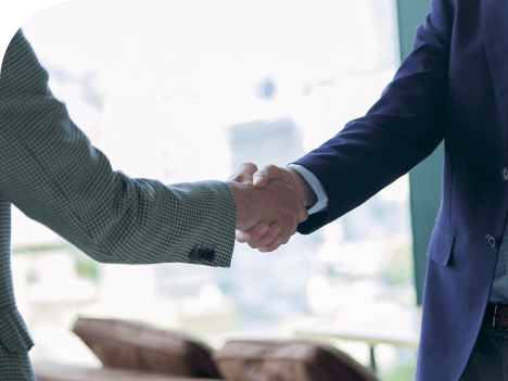 ビジネスマンが握手をしている写真