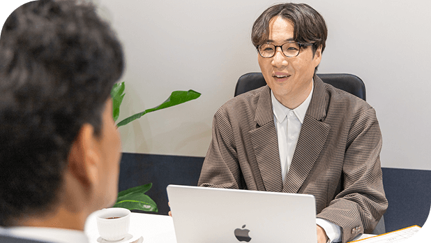まえはら代表が笑顔で面談している写真